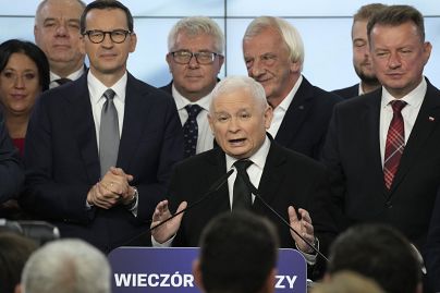 Le chef du parti conservateur Droit et Justice au pouvoir en Pologne, Jaroslaw Kaczynski, prononce un discours à Varsovie, le 15 octobre. À gauche se trouve le Premier ministre Mateusz Morawieck.