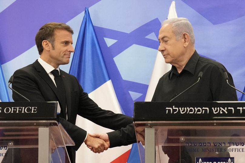 Le Premier ministre israélien Benjamin Netanyahu, à droite, serre la main du président français Emmanuel Macron lors d'une conférence de presse conjointe à Jérusalem, le mardi 24 octobre 2023.