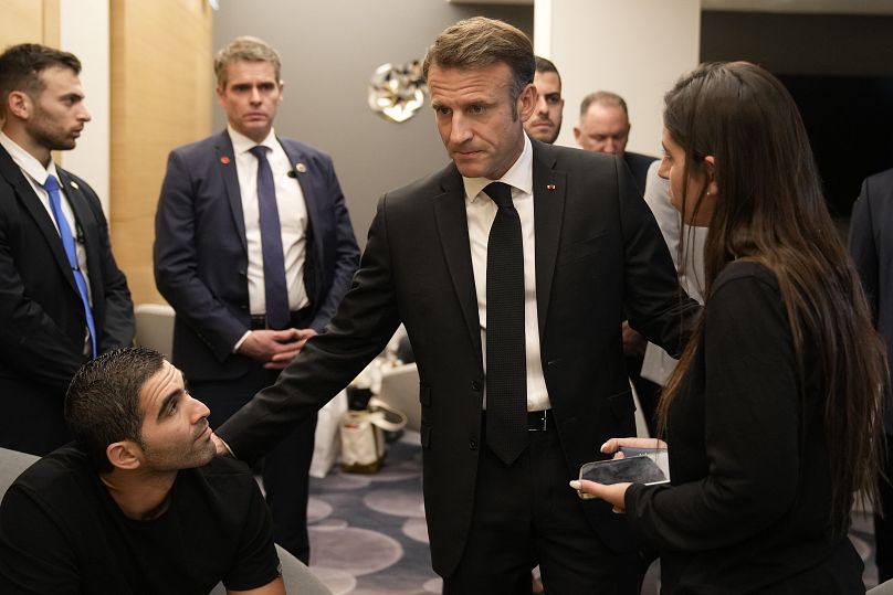 Macron, au centre, rencontre des ressortissants israélo-français qui ont perdu des proches, ainsi que des familles d'otages, à l'aéroport Ben Gourion, le mardi 24 octobre 2023 à Tel Aviv.