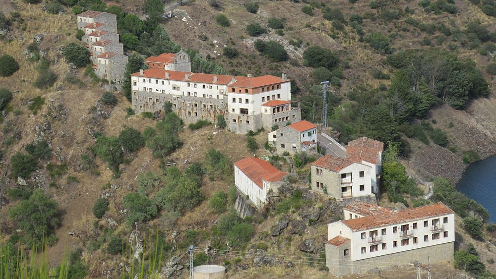 Vous souhaitez déménager en Espagne ?  Tu pourrais t'acheter ce village pour le même prix qu'une maison