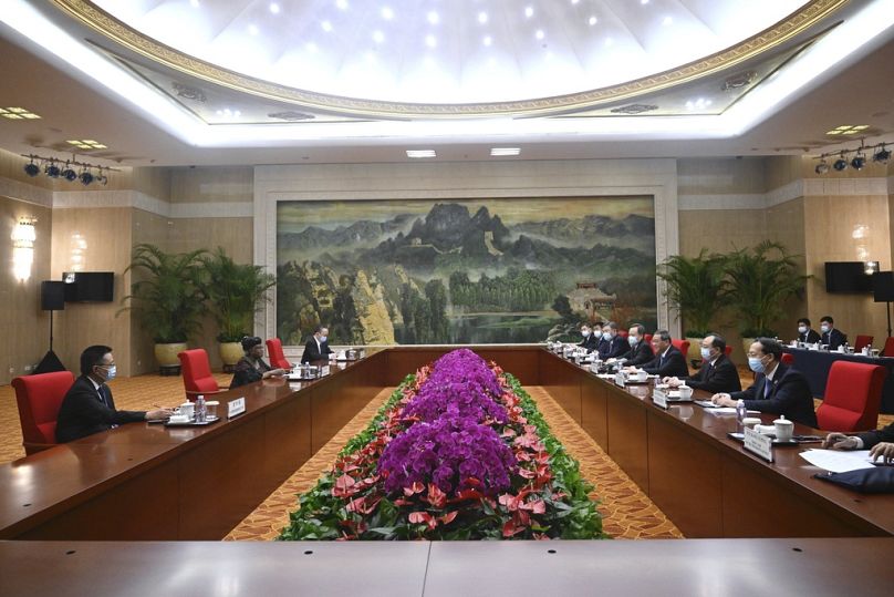Le Premier ministre chinois Li Qiang rencontre la directrice générale de l'Organisation mondiale du commerce, Ngozi Okonjo-Iweala, à Tianjin, juin 2023.