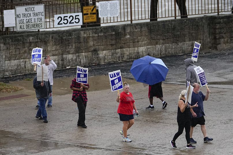 Grève des piqueteurs devant l'usine d'assemblage de General Motors, le mardi 24 octobre 2023, à Arlington, Texas.