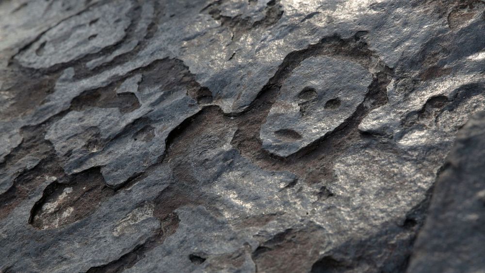 Des sculptures de visages humains révélées par la sécheresse alors que les communautés d'Amazonas font la queue pour obtenir de l'eau