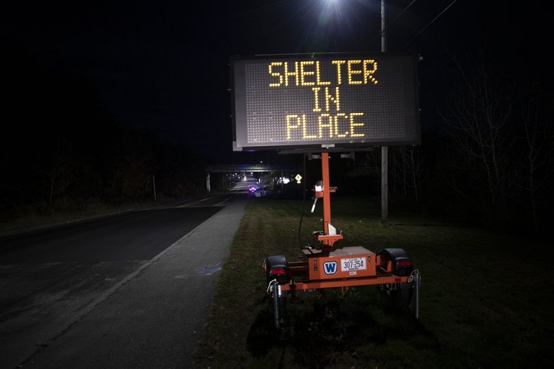 Un panneau signale au public de s'abriter sur place lors d'une situation de tir actif le mercredi 25 octobre 2023, à Lewiston, dans le Maine.