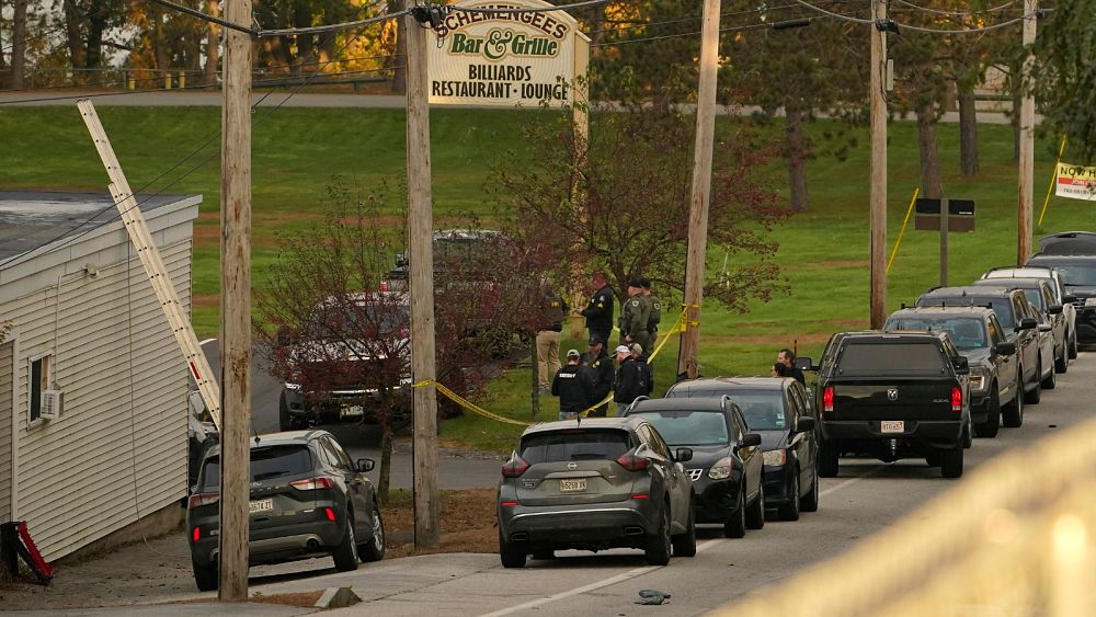 Le suspect de la fusillade mortelle de 18 personnes dans le Maine est toujours en liberté, alors que les résidents se réfugient sur place.