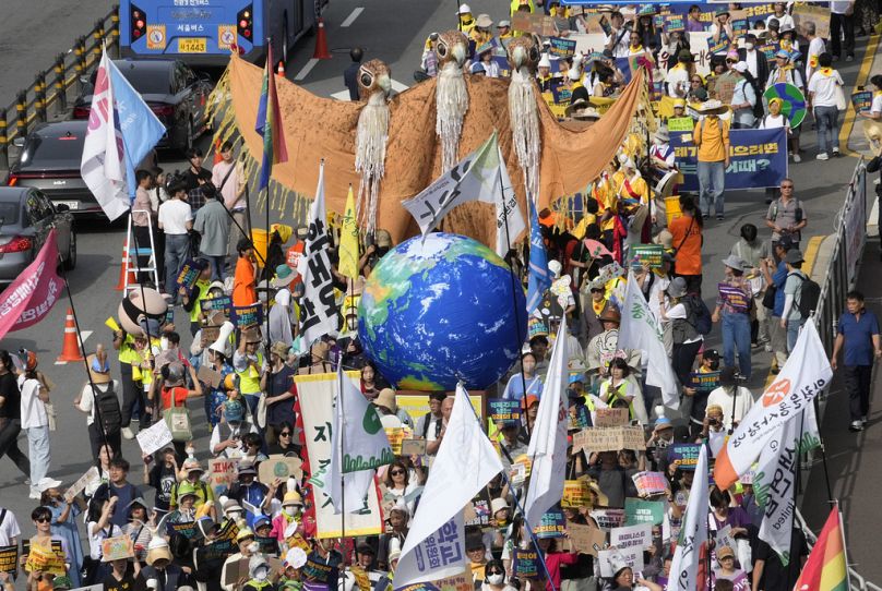 Les manifestants pour le climat exigent la fin de l’utilisation des combustibles fossiles lors d’un rassemblement à Séoul, en Corée du Sud, en septembre 2023.