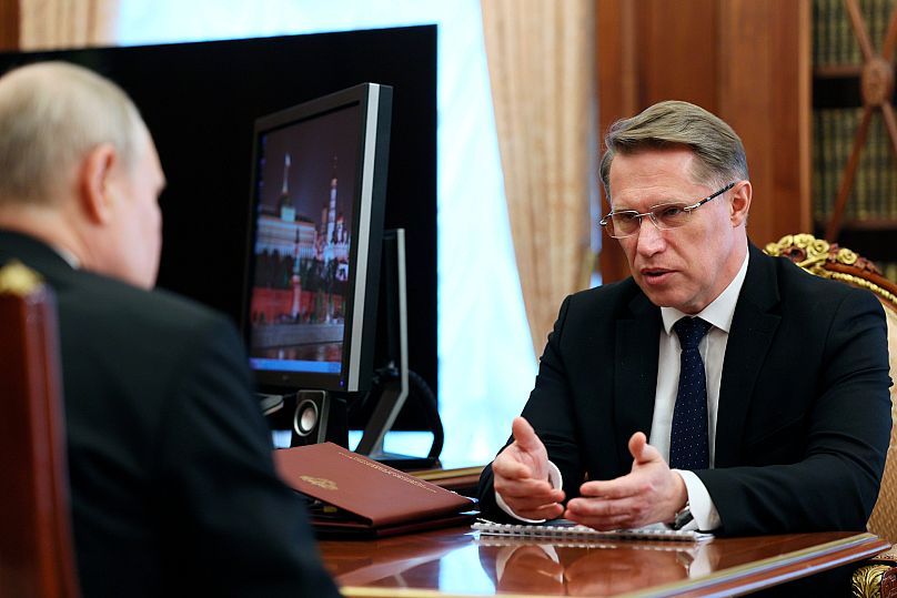 Poutine, à gauche, rencontre le ministre de la Santé Mikhaïl Murachko en juillet.  Murashko a été critiqué pour avoir condamné les femmes qui donnent la priorité à leur carrière plutôt qu'à la procréation.