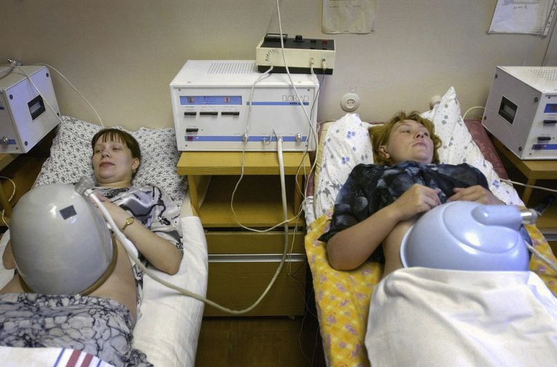 DOSSIER : DOSSIER - Deux femmes enceintes subissent un examen dans un centre de planning familial de la ville d'Ekaterinbourg le 23 juillet 2003