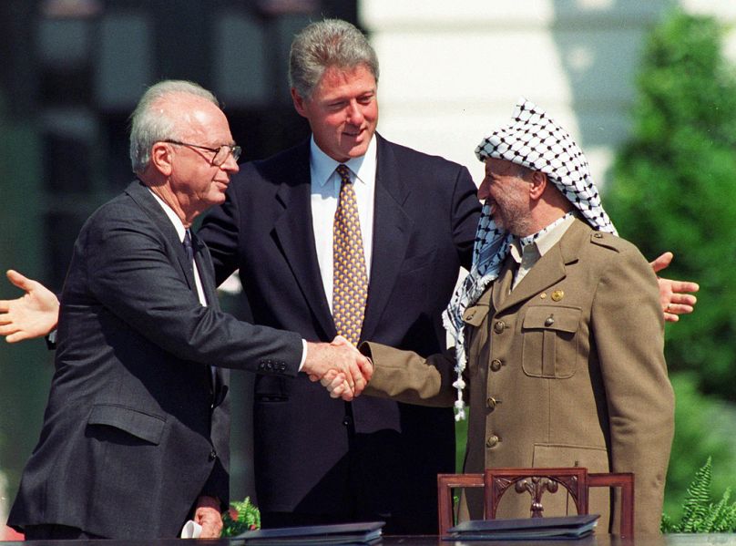 Le Premier ministre israélien Yitzhak Rabin et le dirigeant palestinien Yasser Arafat se serrent la main pour marquer la signature de l'accord de paix à Washington, septembre 1993.