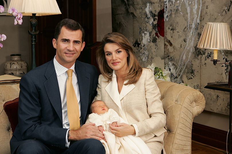 Le prince héritier Felipe et son épouse la princesse Letizia tiennent leur nouveau-né, la princesse Leonor, au palais de la Zarzuela à Madrid, le lundi 7 novembre 2005.