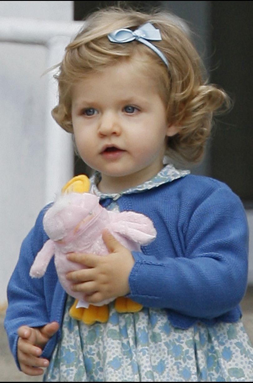 La princesse Leonor d'Espagne devant la clinique Ruber, dans le nord de Madrid, le 1er mai 2007.