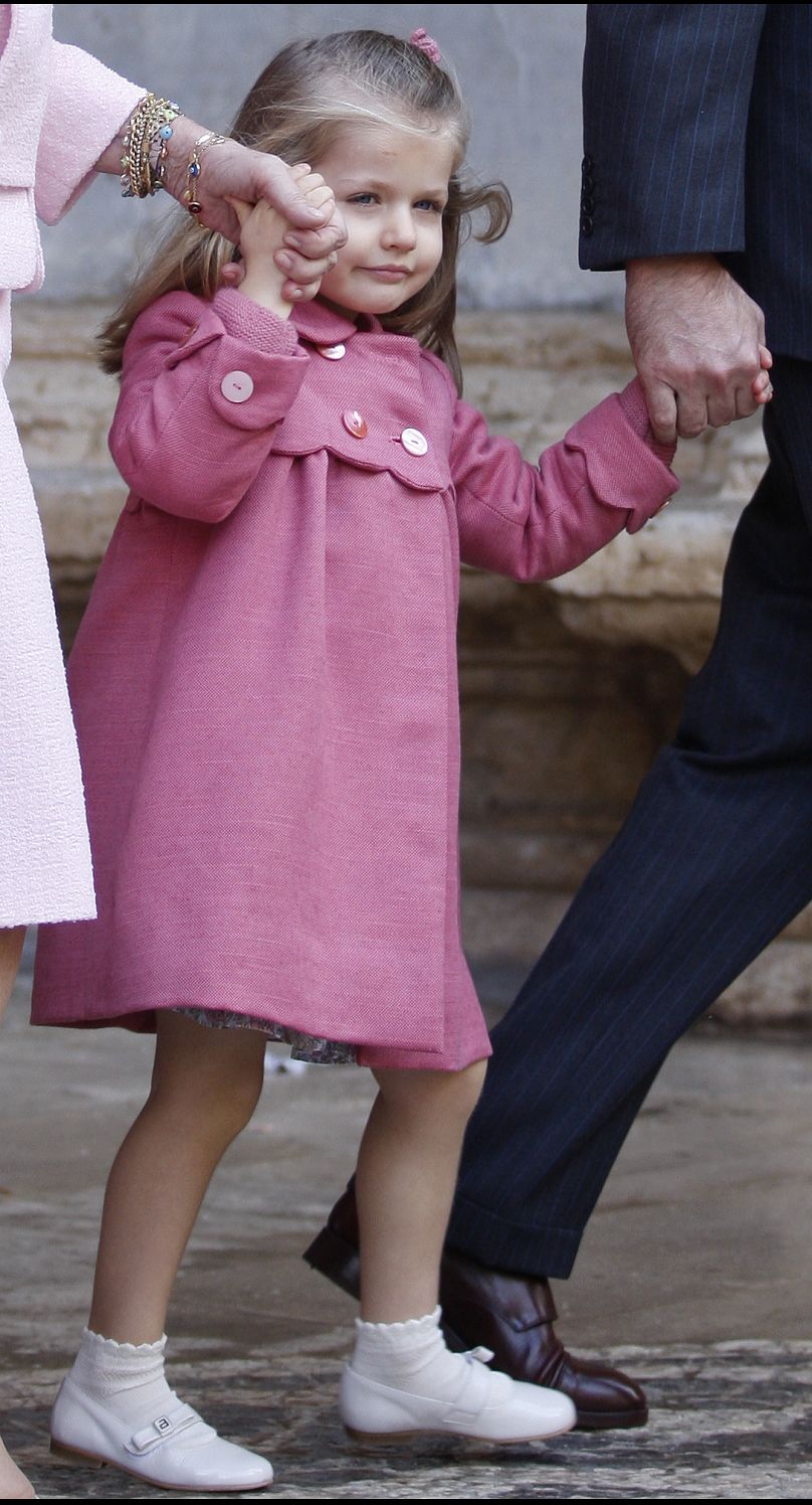 La princesse Leonor d'Espagne quitte la cathédrale de Palma de Majorque après une messe de Pâques à Malorca, en Espagne, le dimanche 4 avril 2010.