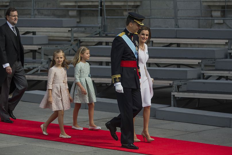 Le 19 juin 2014, le roi Felipe VI d'Espagne, accompagné de la reine Letizia, de la princesse Sofia et de la princesse Leonor, arrive au Parlement de Madrid.