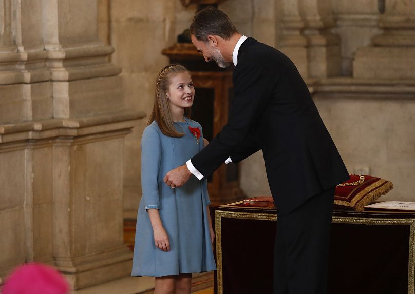 Le roi Felipe d'Espagne remet à sa fille les insignes de l'Ordre de la Toison d'Or au Palais Royal de Madrid le 30 janvier 2018.