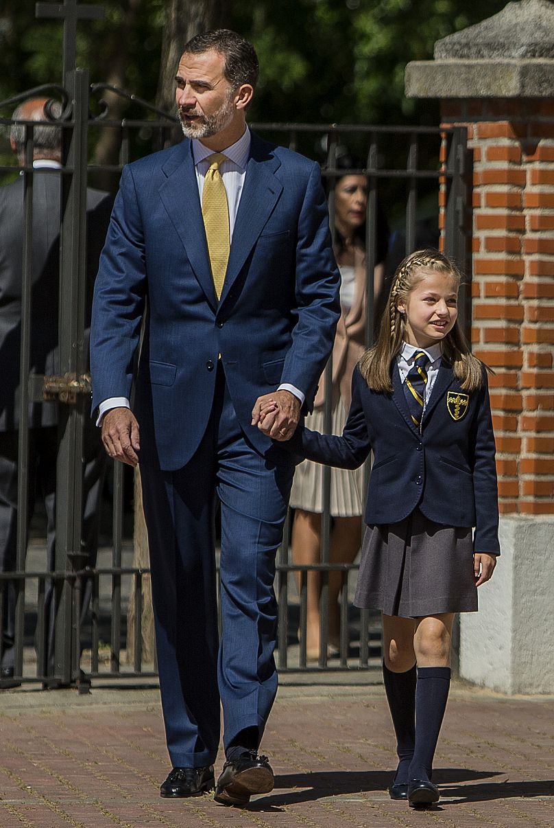 Le roi d'Espagne Felipe VI, à gauche, et la princesse héritière Leonor, à droite, arrivent lors de leur première communion à Madrid, en Espagne, le mercredi 20 mai 2015.