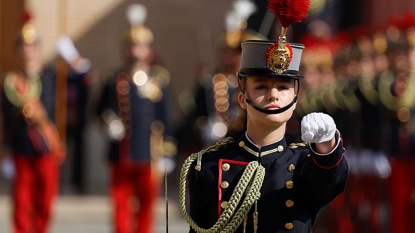 Le 7 octobre 2023, la princesse Leonor, héritière du trône espagnol, a participé à une cérémonie d'allégeance au drapeau à l'Académie militaire de Saragosse, en Espagne.