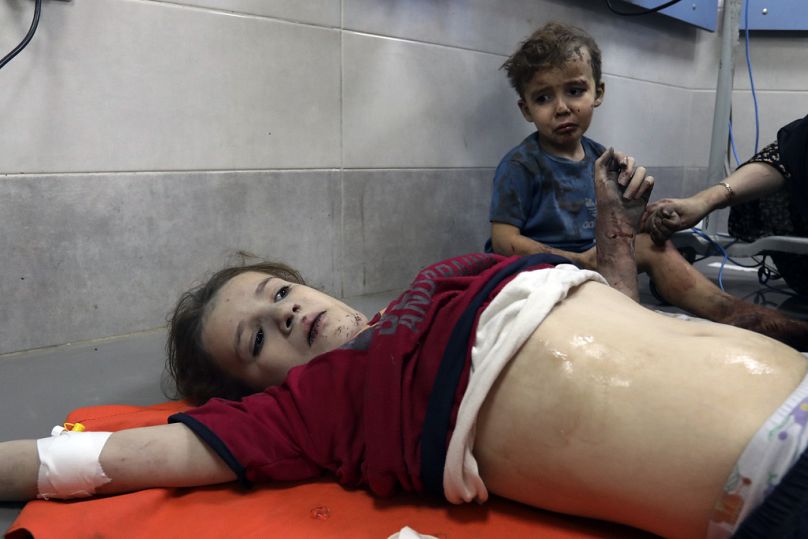 Des enfants palestiniens blessés sont soignés à l'hôpital al-Shifa, à la suite des frappes aériennes israéliennes sur la ville de Gaza, le jeudi 26 octobre 2023.