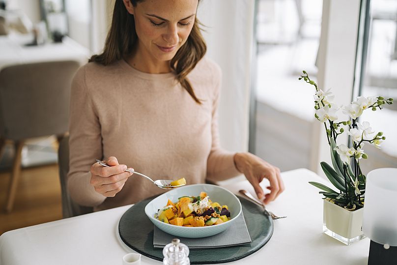 Pour être attentif à votre repas, concentrez-vous sur les couleurs, les textures et les odeurs des aliments, ou sur toutes les étapes, les personnes et le travail nécessaires pour amener les aliments dans votre assiette.