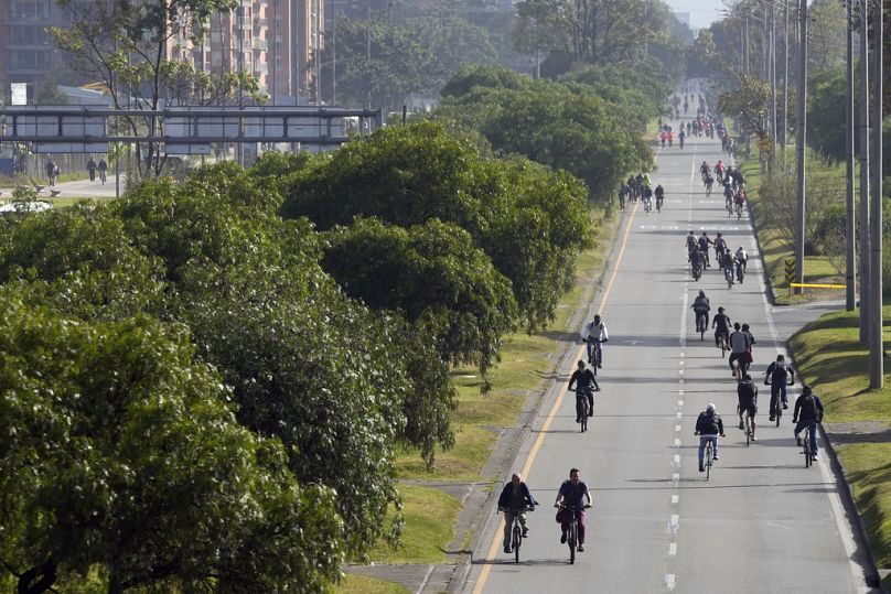 Les résidents font du vélo et marchent lors de la journée annuelle sans voiture à Bogota, Colombie, le 21 septembre 2023.