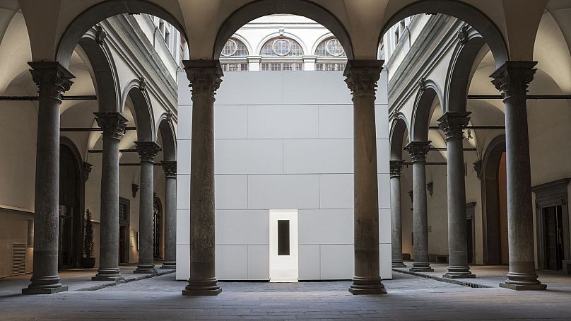 La cour Renaissance du Palazzo Strozzi, présentant le Pavillon Vide VII d'Anish Kapoor.