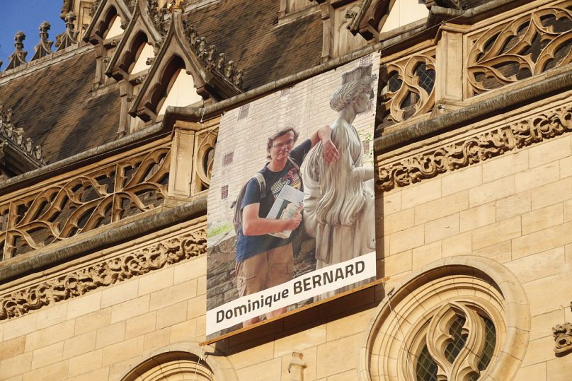 Le portrait du regretté professeur de français Dominique Bernard, poignardé à mort à l'école par un extrémiste islamiste présumé, est exposé à Arras, France, le 19 octobre 2023.