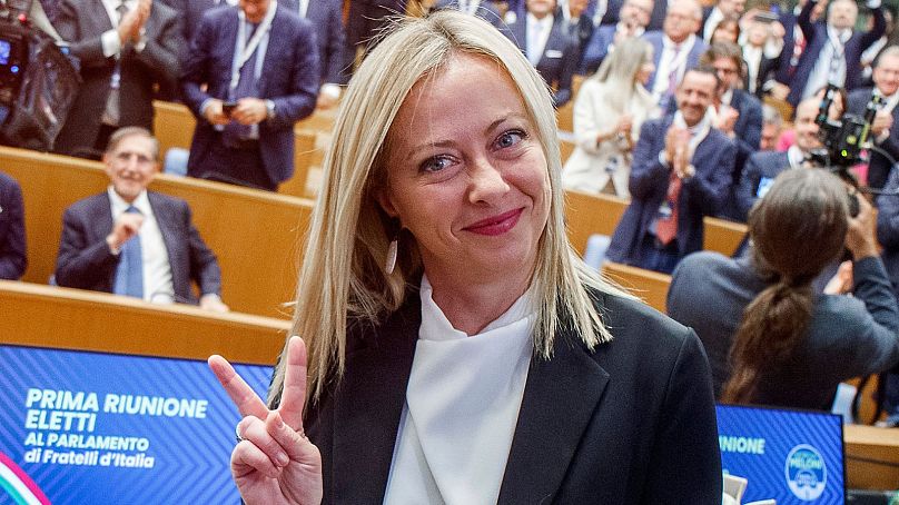 La chef du parti des Frères d'Italie, Giorgia Meloni, donne le signe de la victoire alors qu'elle assiste à une réunion avec des parlementaires élus, à Rome, le lundi 10 octobre 2022.