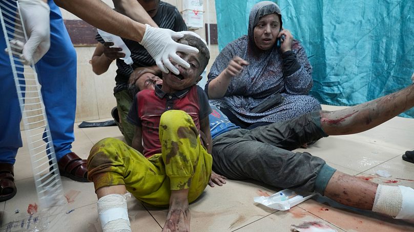 Des Palestiniens blessés lors d'un bombardement israélien attendent d'être soignés dans un hôpital de Deir al-Balah, au sud de la bande de Gaza, le mardi 24 octobre 2023.