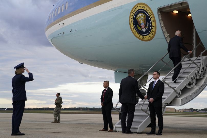 Le président Joe Biden monte à bord d’Air Force One pour un voyage en Israël, octobre 2023