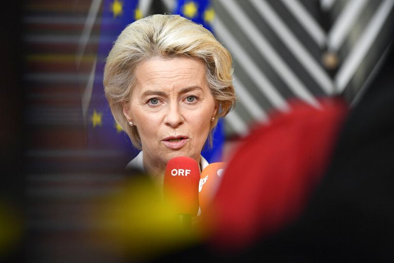 Ursula von der Leyen, présidente de la Commission européenne, s'adresse aux médias avant la réunion extraordinaire des dirigeants de l'UE, mai 2022