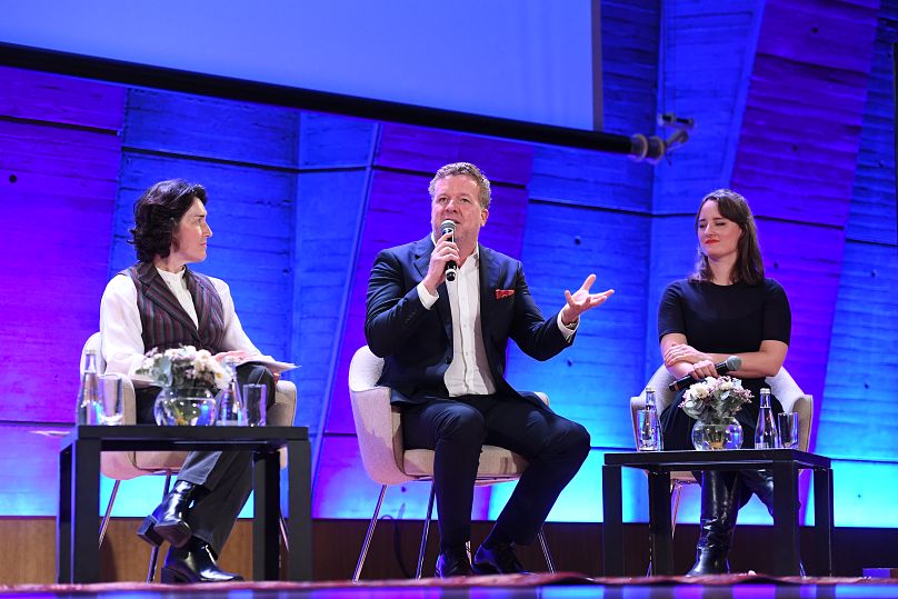 Joseph McGinty Nichol s'exprimant sur scène lors d'une conférence de l'UNESCO sur l'IA à Paris, le 19 octobre 2023.