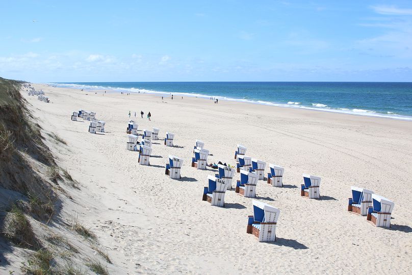 Sylt possède 40 kilomètres de plages propices à des promenades en bord de mer et des dunes de sable emblématiques connues sous le nom de « kniepsand ».