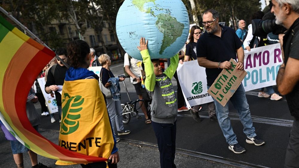 De jeunes militants pour le climat se joignent aux manifestations du vendredi pour l'avenir à Rome