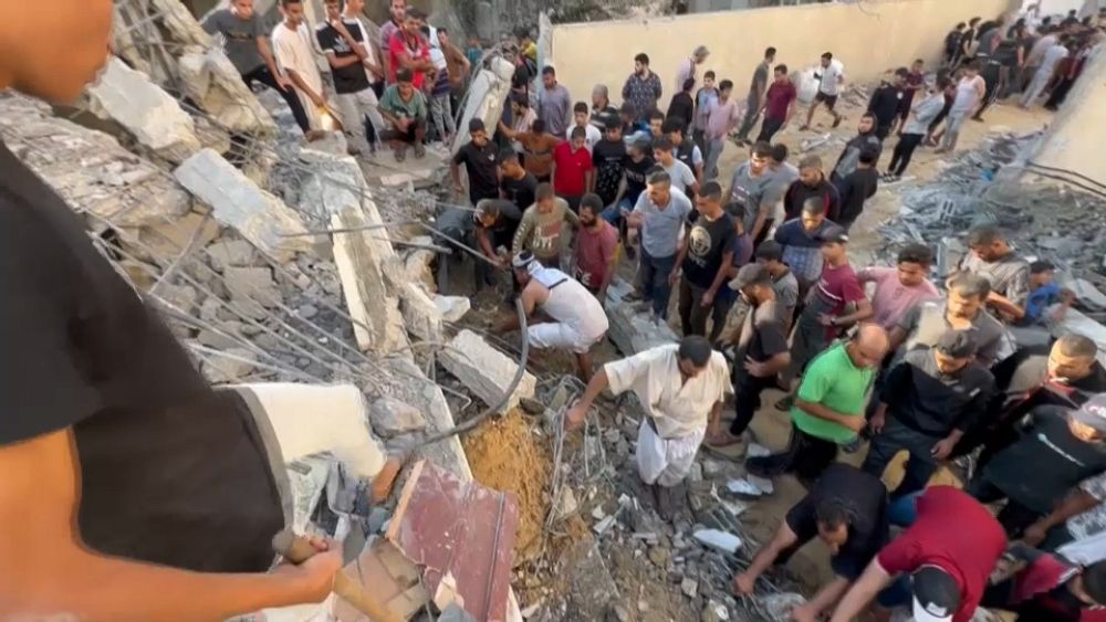 Des Palestiniens fouillent les décombres d’un bâtiment détruit à Gaza