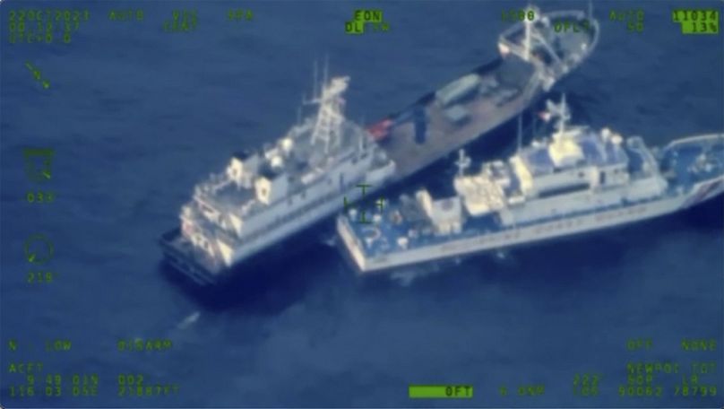 Navire de la milice chinoise, en haut, et navire de la garde côtière philippine BRP Cabra à l'approche du Second Thomas Shoal,