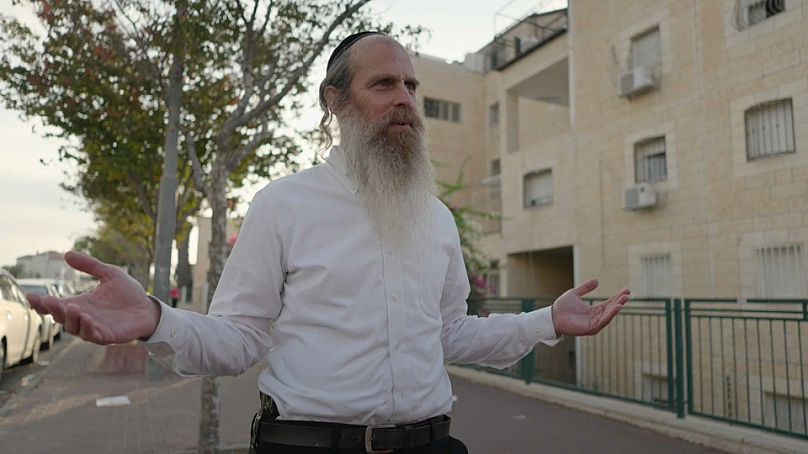 Un Israélien porte une arme de poing dans la rue.  octobre 2023