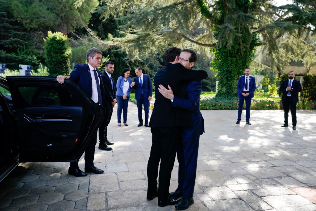 Avec le Président Isaac Herzog et le Premier ministre Benyamin Netanyahou, pour témoigner de la solidarité des Français à l’égard du peuple Israélien.