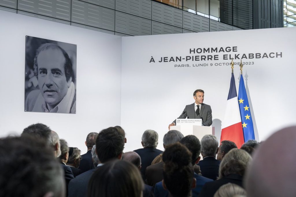 À Jean-Pierre Elkabbach.

Nous garderons le souvenir du journaliste, de l’interviewer redoutable, de sa voix et de son visage, installés dans nos vies.