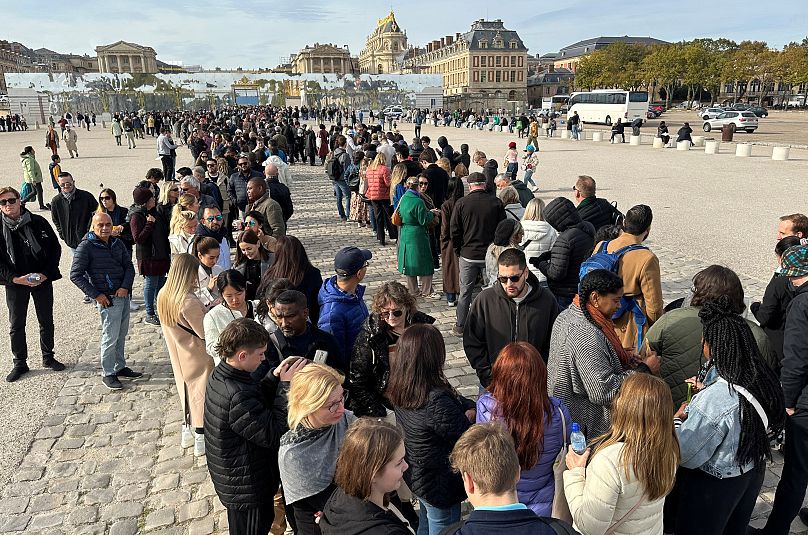 Les touristes font la queue pour entrer au château de Versailles après son évacuation pour raisons de sécurité le 17 octobre.