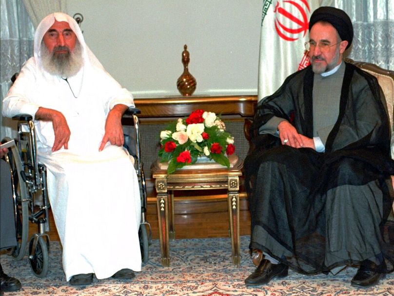 DOSSIER : Le président iranien Mohammad Khatami, à droite, rencontre le cheikh Ahmed Yassin, le chef du groupe militant palestinien Hamas, à Téhéran, le samedi 2 mai 1998.