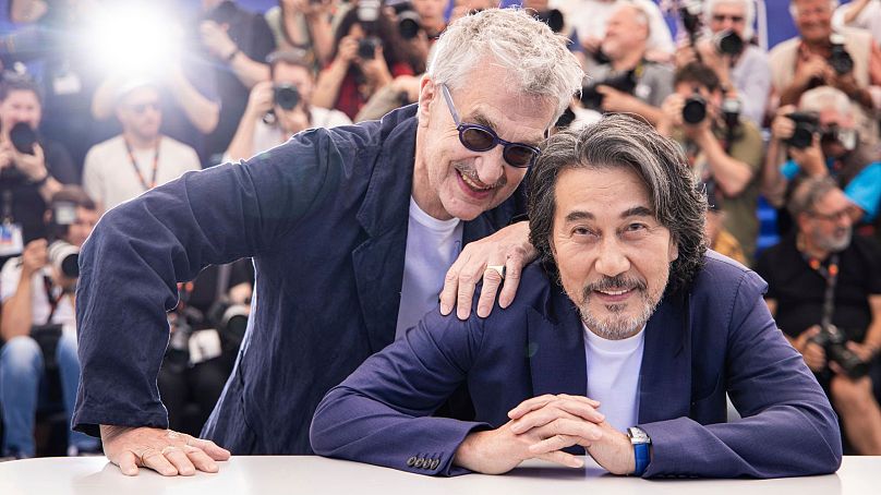 Le réalisateur Wim Wenders, à gauche, et Koji Yakusho posent pour les photographes au Festival de Cannes de cette année