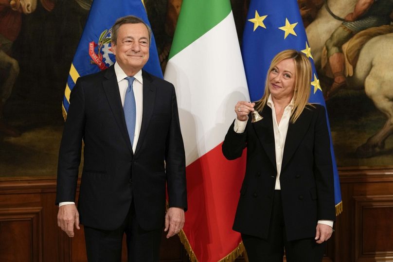 La Première ministre italienne Giorgia Meloni flanquée de l'ancien Premier ministre Mario Draghi, dans le bureau du premier ministre du Palais Chigi, à Rome, le dimanche 23 octobre 2022.