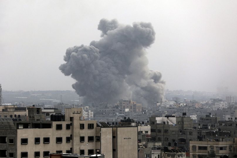 La fumée s'élève suite au bombardement israélien sur la ville de Gaza, le dimanche 29 octobre 2023.