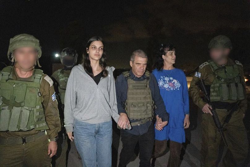 Sur cette photo fournie par le gouvernement israélien, Judith Raanan (à droite) et sa fille Natalie, 17 ans, sont escortées par Gal Hirsch, coordinatrice spéciale pour le retour des otages.