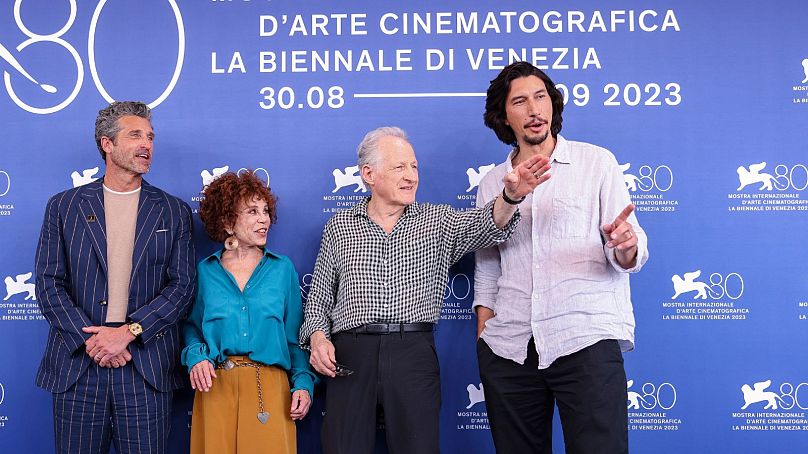 Michael Mann (deuxième à droite) et Adam Driver (à droite) à Venise pour la première de 'Ferrari&apos ;