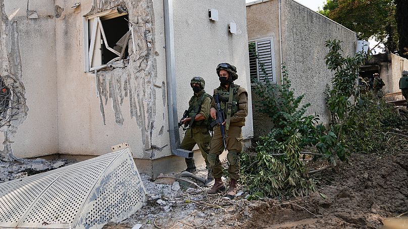 Des soldats israéliens montent la garde mardi dans le kibboutz Kfar Azza.