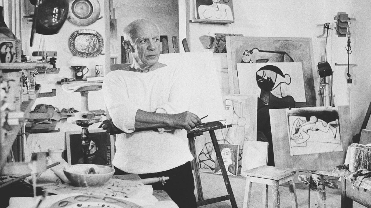 L'artiste Pablo Picasso pose dans son atelier de Vallauris, France, le 23 octobre 1953.