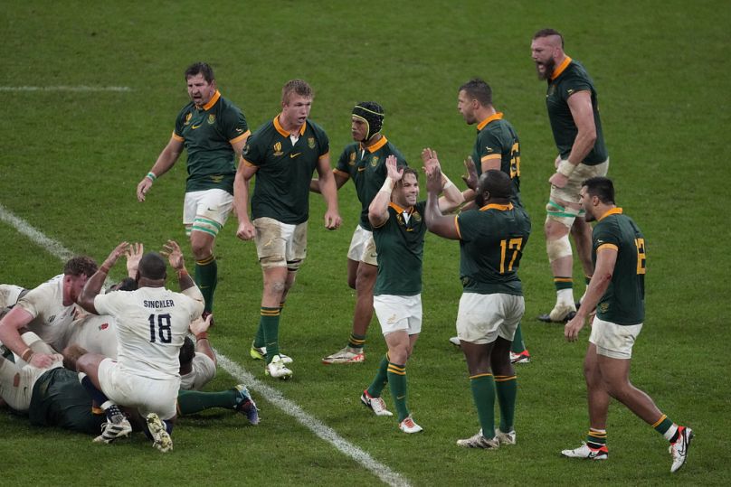 Le centre Faf de Klerk d'Afrique du Sud célèbre avec Ox Nche d'Afrique du Sud à la fin du match demi-final de la coupe du monde de rugby entre l'Angleterre et l'Afrique du Sud