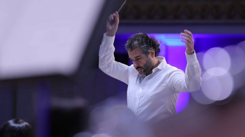 Sergey Smbatyan dirige son orchestre