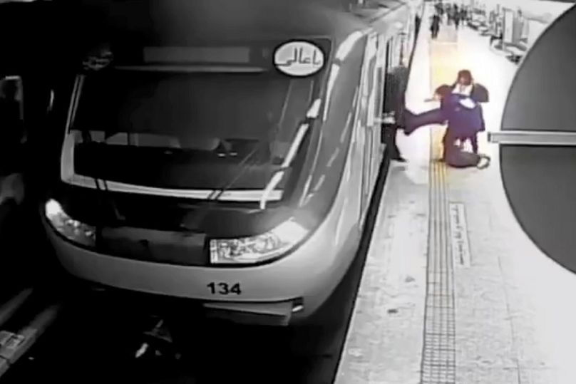 DOSSIER - Dans cette image d'une vidéo de surveillance diffusée par la télévision d'État iranienne, des femmes tirent Armita Geravand, 16 ans, d'un wagon du métro de Téhéran, le 1er octobre 2023.