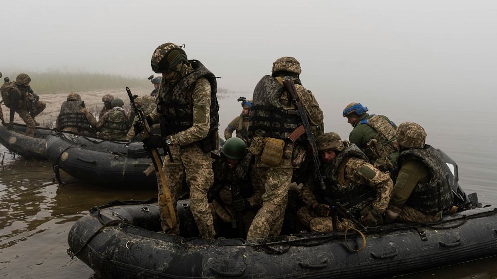 L'Ukraine « détruit des hélicoptères d'attaque russes » alors que les États-Unis promettent des milliards d'aide